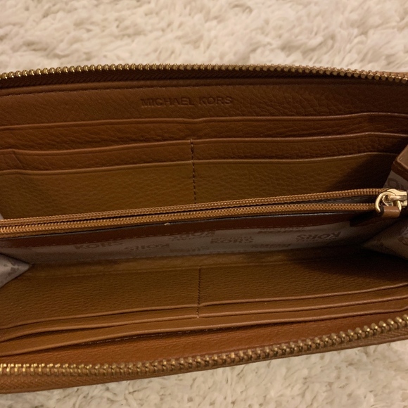 Michael Kors Wallet - Picture 5 of 5